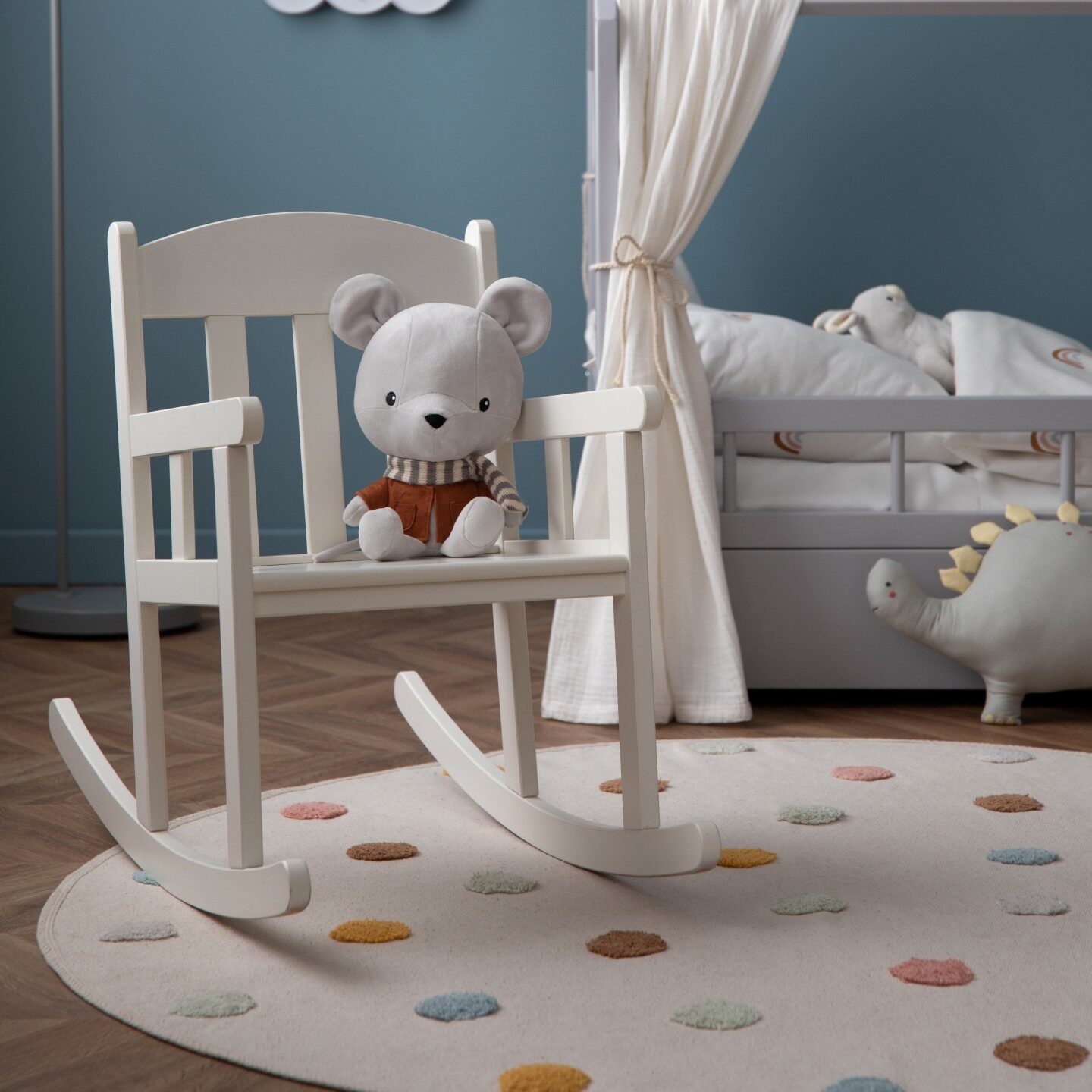 Area rug with dots in kids room